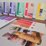 Informationstafeln zeigen Hinweise zur Erstellung und zum Einsatz von Farbe.