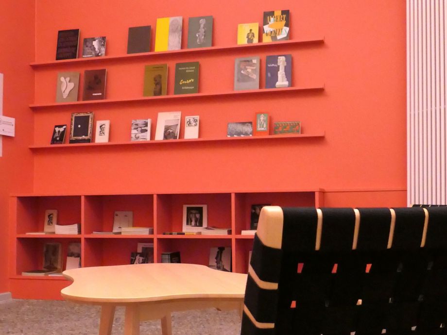 Blick in eine Lounge mit Sitzmöglichkeiten und Publikationen.
