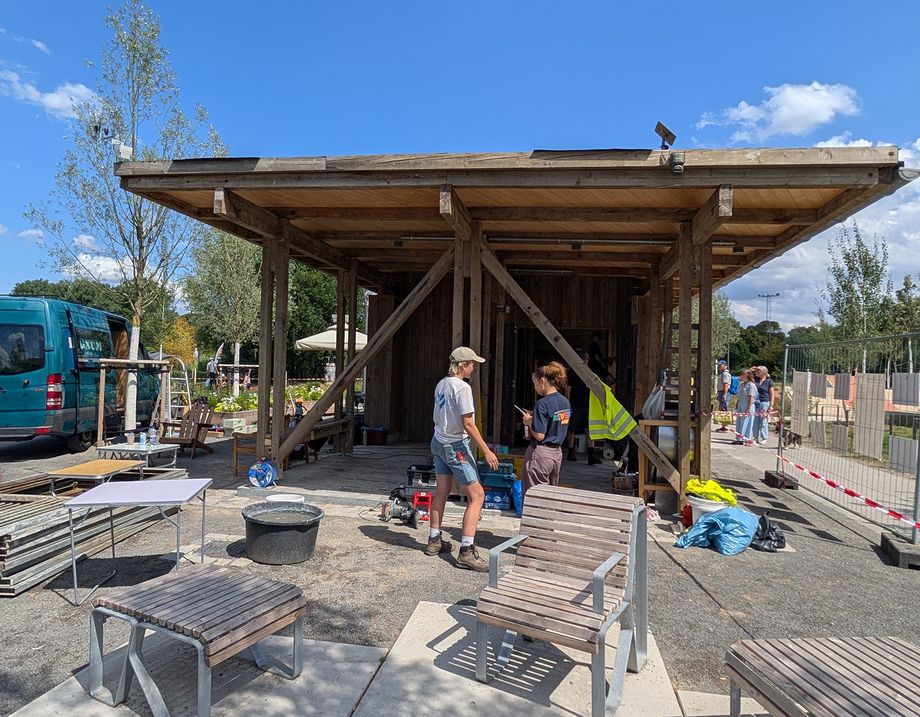 Baustelle rund um einen Skater-Pavillon.