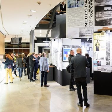 Ausstellungsbesucher im Haus der Architekten