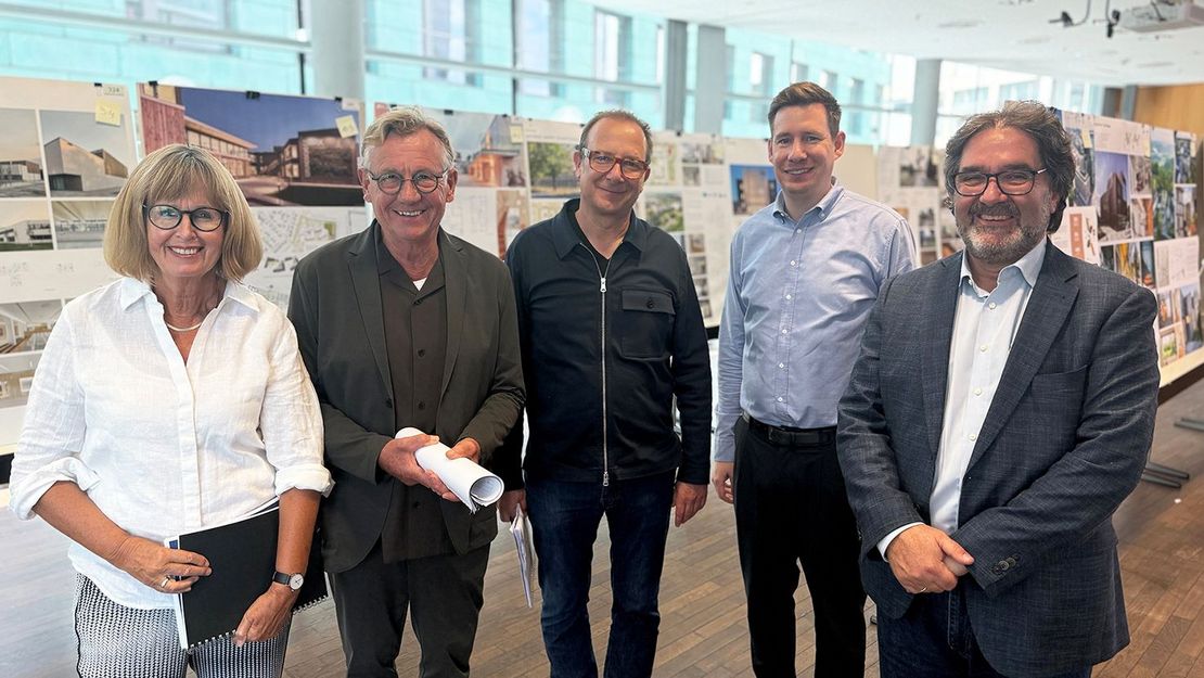 Jurygruppe AvB 2025 Eine Gruppe von fünf Männern und einer Frau vor Schautafeln stehend