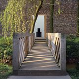 Museumsgebäude aus Ziegelstein mit einer Rampe im Eingangsbereich