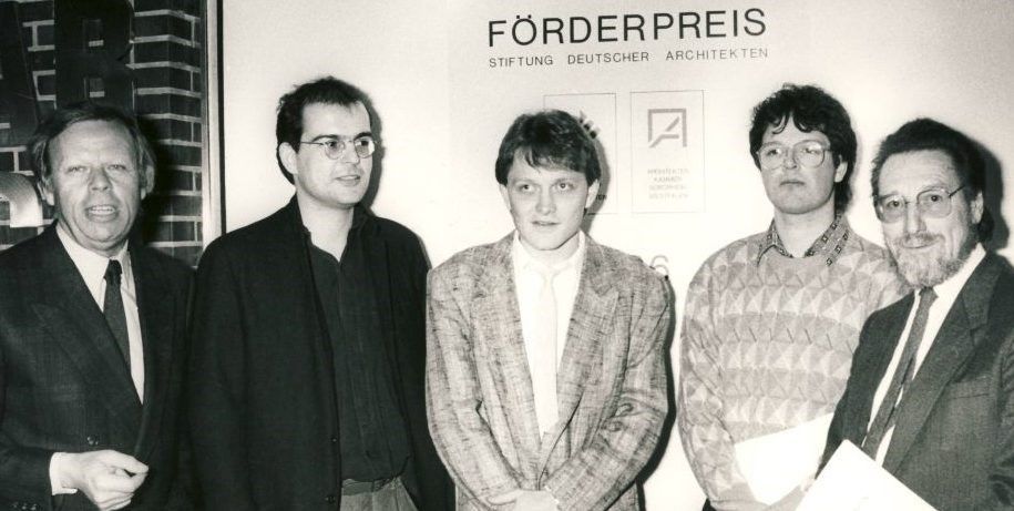 Einige Personen stehen beieinander und lächeln.