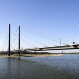 Stahlseilbrücke über den Rhein, seitlich aufgenommen