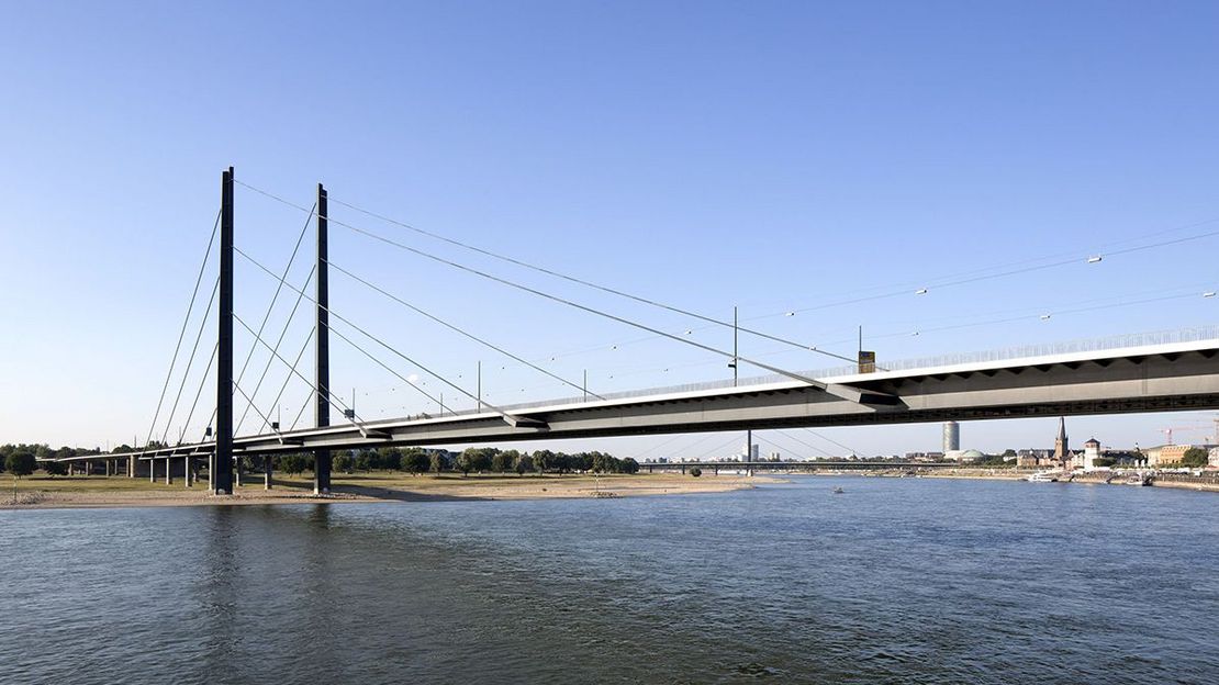 Stahlseilbrücke über den Rhein, seitlich aufgenommen
