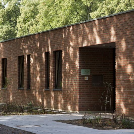 Kath. Kindertagesstätte Christi Auferstehung, Köln Außenansicht Eingangsbereich der Katholischen Kindertagesstätte Christi Auferstehung, Köln