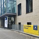 Gebäudefassade mit Bannern.