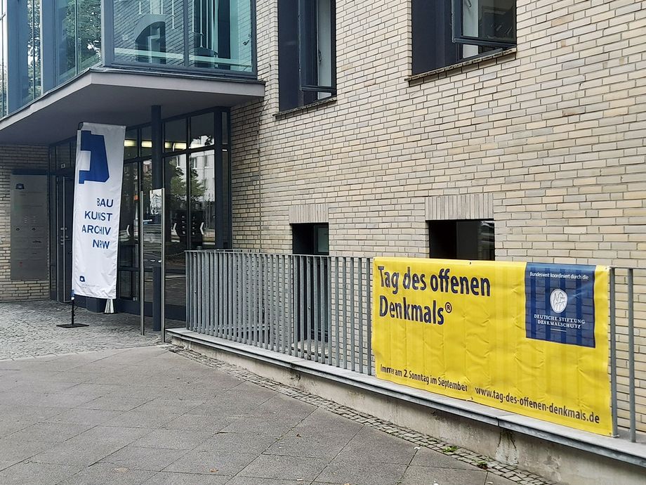 Gebäudefassade mit Bannern.