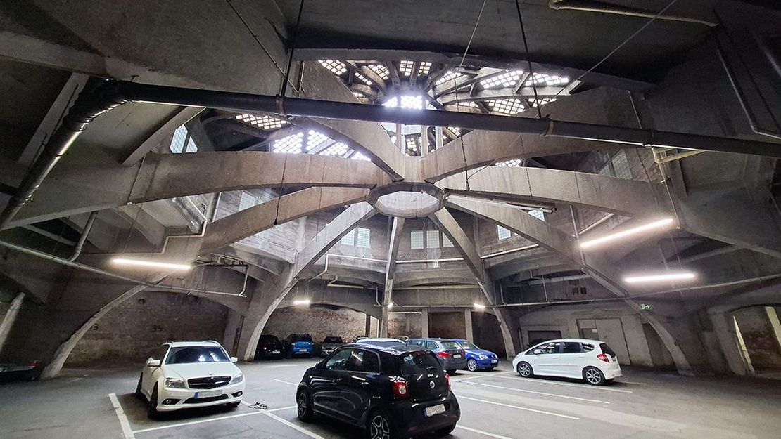 Parkgarage Aachen Blick in das Innere der Parkgarage, ein Kuppelbau mit Betonrippenkonstruktion