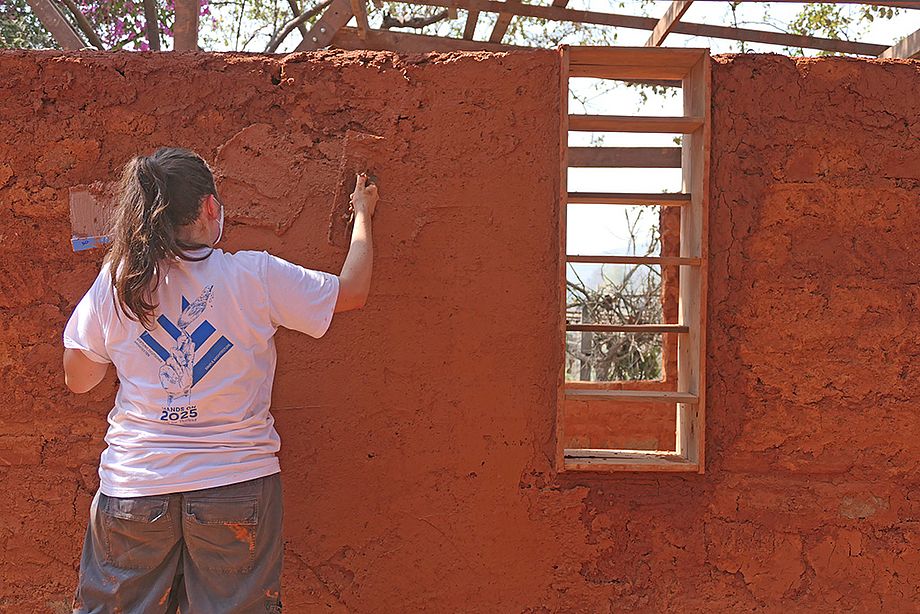Stiftung Deutscher Architekten: Hands-on 2025 - Das Bild zeigt eine Teilnehmerin des sogenannten "Hands-on-Projekt" der Stiftung Deutscher Architekten, die eine Fassade bearbeitet. 