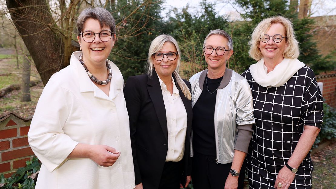 Gruppenbild mit vier Damen in Parklandschaft