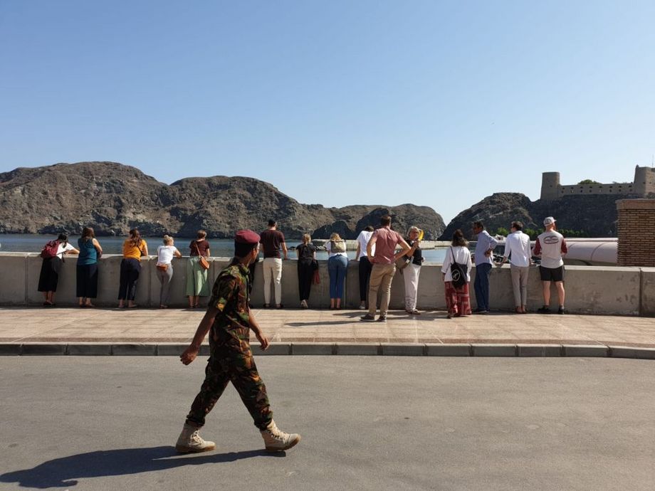 Eine Woche lang beschäftigen sich die Teilnehmerinnen und Teilnehmer der Studienreise mit dem Städtebau im Oman.