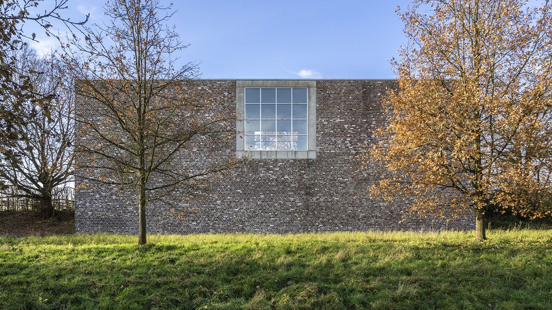 Außenansicht eines Museumsgebäudes aus Ziegelsteinen