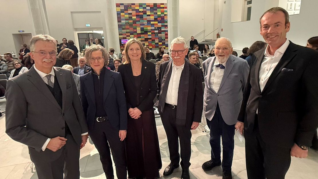 Leonie Reygers Lounge: Gruppe Gruppe mit sechs Menschen im Raum, im Hintergrund das Publikum