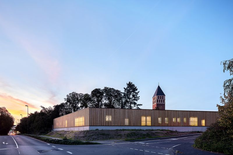 Außenansicht Familienzentrum Hippolytusgarten, Troisdorf am Abend