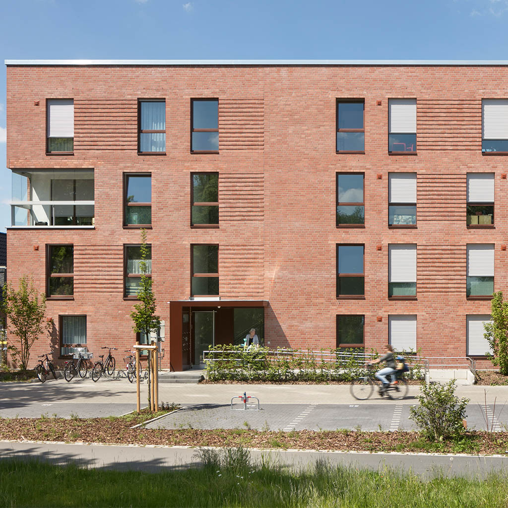 frontaler Blick auf eine moderne Hausfassade aus Backstein