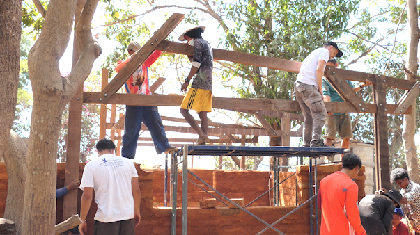 Stiftung Deutscher Architekten: Hands-on 2025: Das Bild zeigt eine Baustelle und einige Arbeiter. Es wird an einer Dachkonstruktion gebaut.