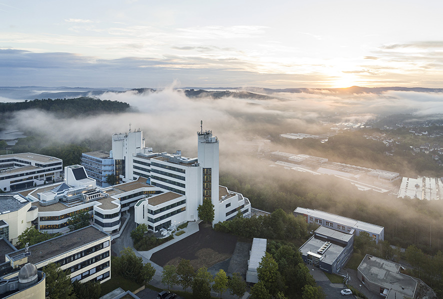 Universitätsgebäude aus der Luftperspektive